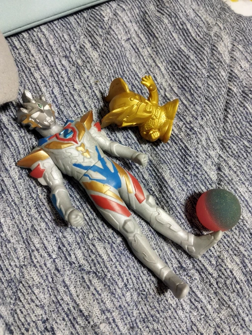 熱を出したり熱が下がったり関節痛で転げ回ったりして部屋に閉じこもってたんですけど、1号が来て「ママが遊べるように」とソフビと指人形とスーパーボールをひとつ、そっと置いていってくれました 