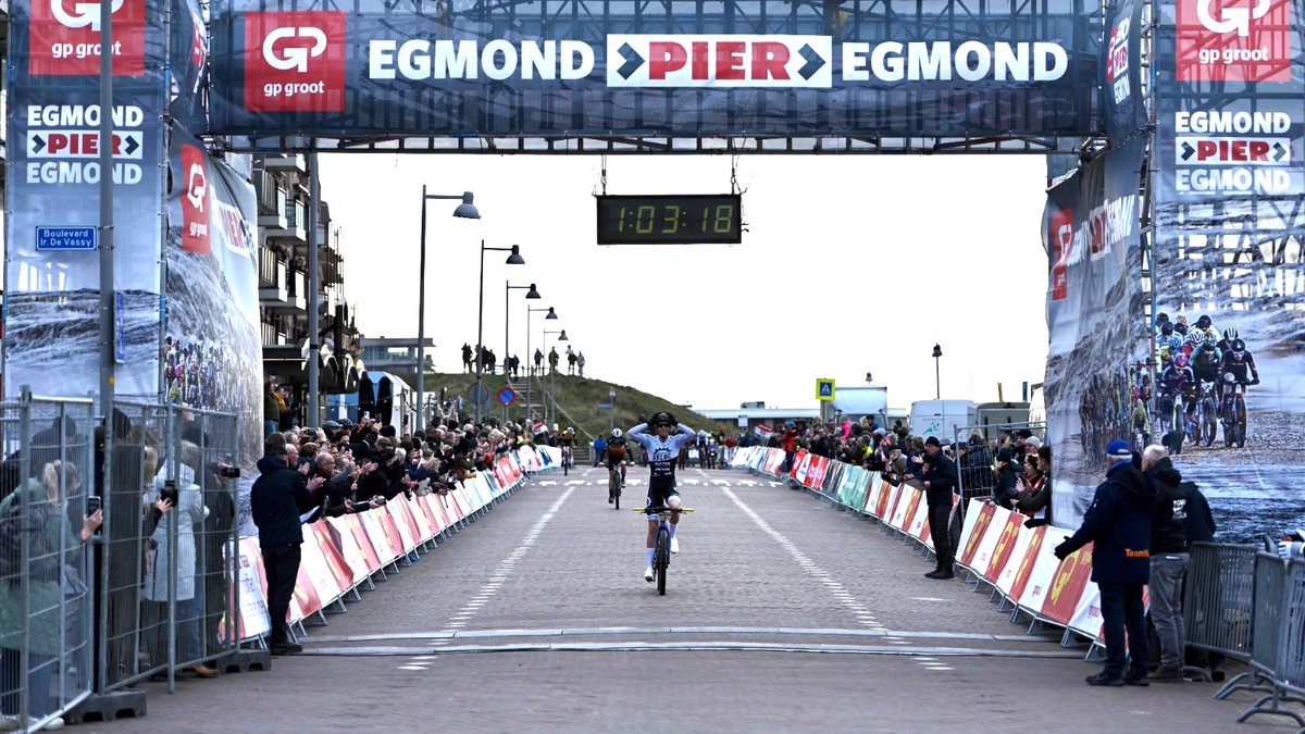 Stijn Appel 𝗪𝗜𝗡𝗧 Egmond-Pier-Egmond 2023! 🏆

🏖 De strandrace Egmond-Pier-Egmond is een prooi voor Stijn Appel. Hij kwam solo over de streep in Egmond aan Zee. 😁

#RideToWin 📸 Egmond-Pier-Egmond