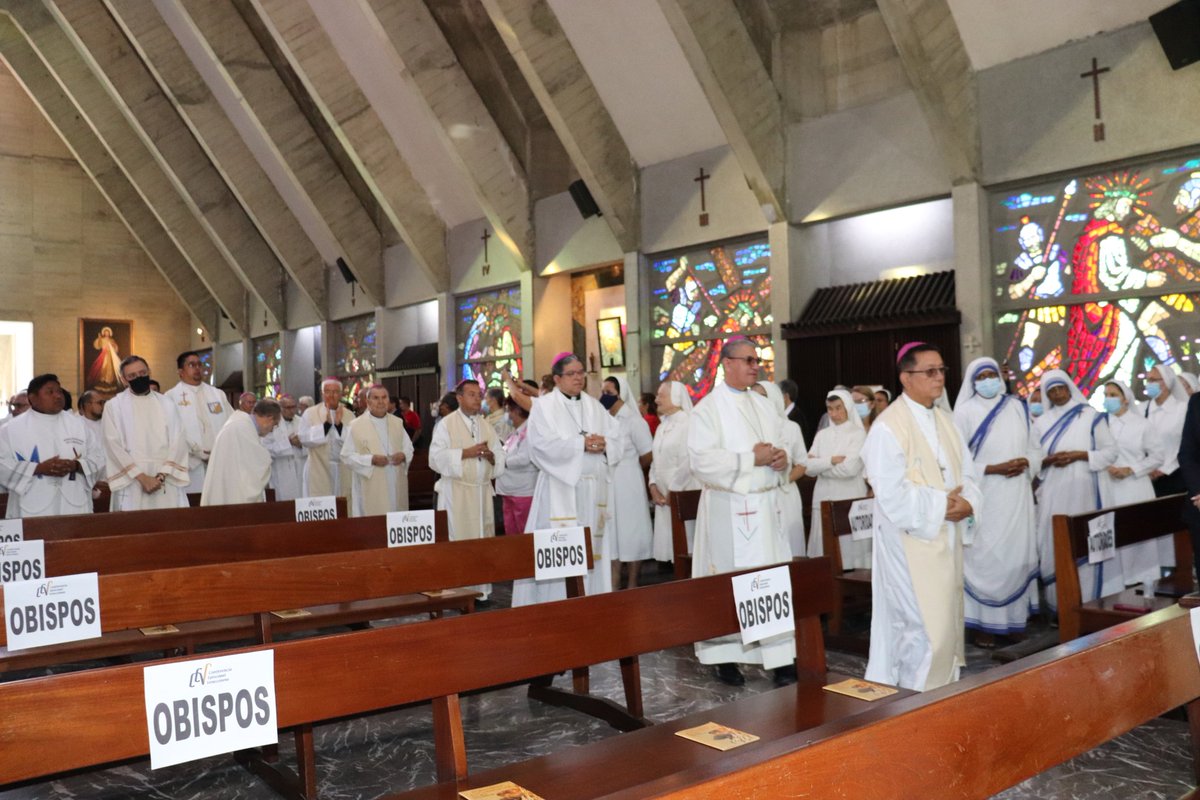 caritasdevzla's tweet photo. Obispos de la Conferencia Episcopal Venezolana durante la Eucaristía por el eterno descanso del Papa emérito #BenedictoXVI en el Templo Nacional Don Bosco de #Caracas  

@CEVmedios
@caritasdevzla
🇻🇪

#AsambleaCEV https://t.co/yB0Eg0f99M