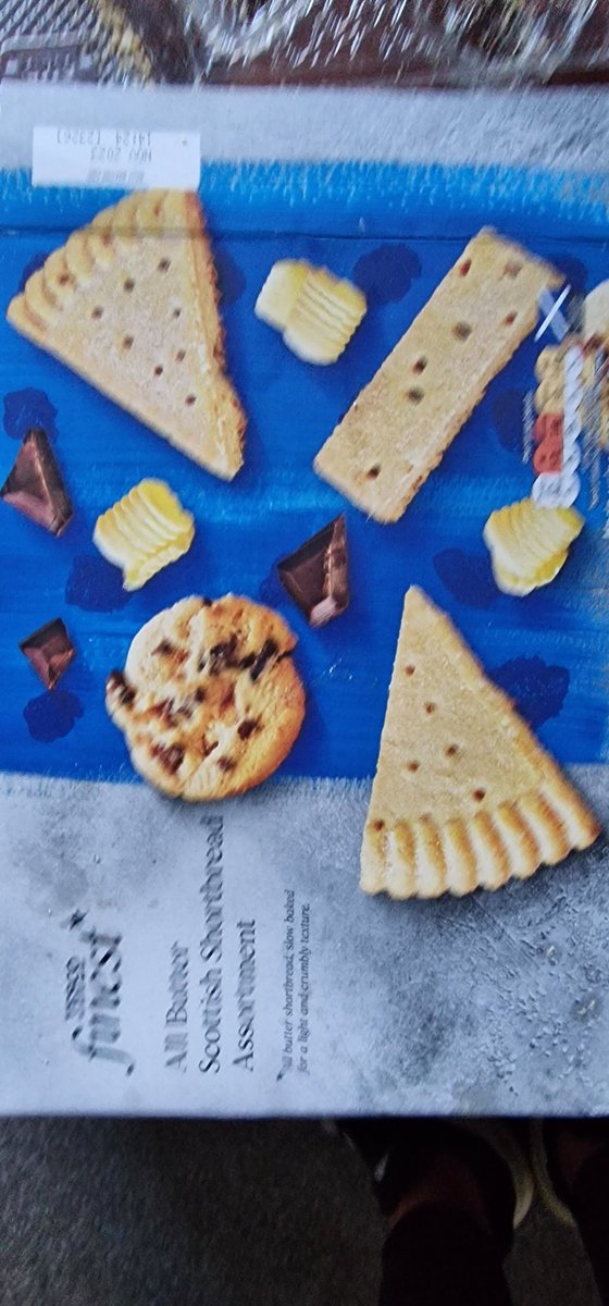 hebush75's tweet photo. @Tesco we are finishing a box of your finest shortbread. My daughter was eating a finger shortbread when something crunched that shouldn't have. There is a small slither of glass like a flat splinter within the biscuit. She removed it but it cut her tongue slightly. Please advise https://t.co/mU3UgvnYHV