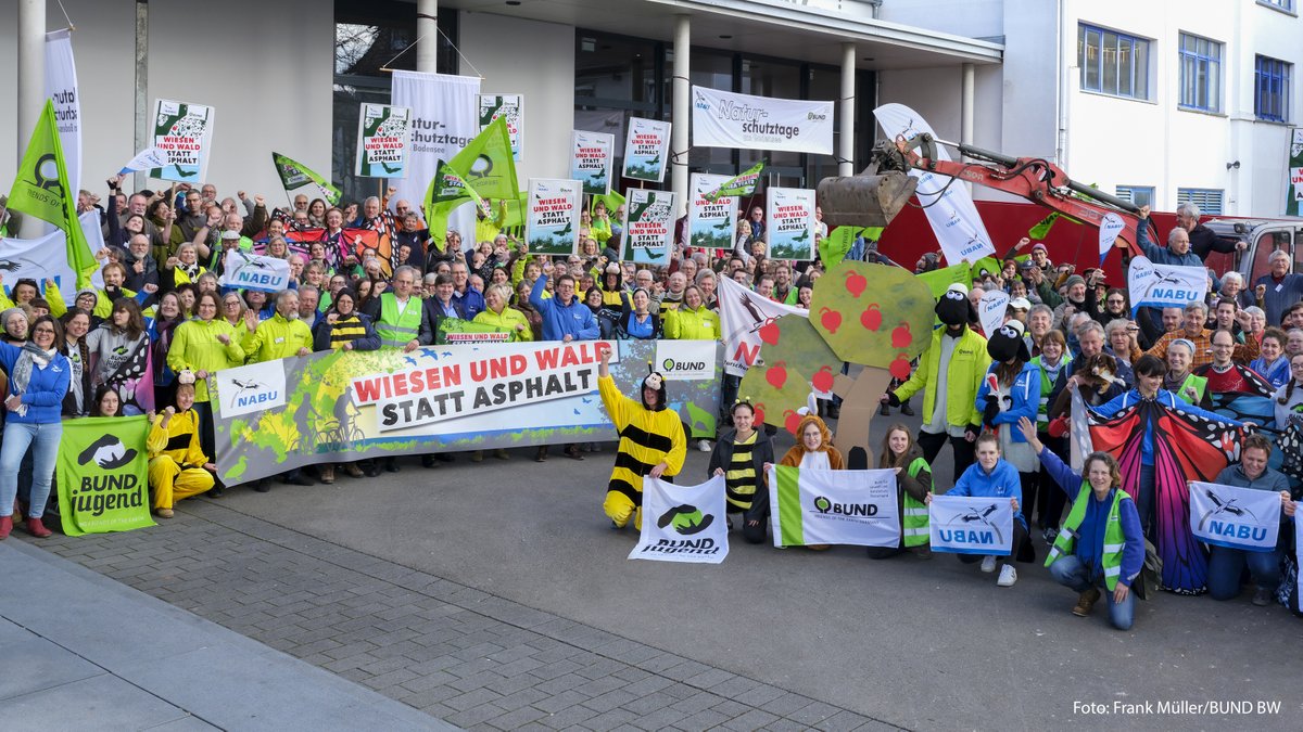 BUNDinBW's tweet photo. #WiesenundWaldstattAsphalt fordern hunderte Aktive von BUND und @Naturschutzbund bei den Naturschutztagen am Bodensee #NST23: für einen besseren Schutz von wertvollen Lebensräumen wie #Streuobstwiesen 🍎🐝und weniger #Flächenverbrauch 🏗️. Mehr Infos 👉 https://t.co/PlywHH5NFG https://t.co/0vEPuPTkOe