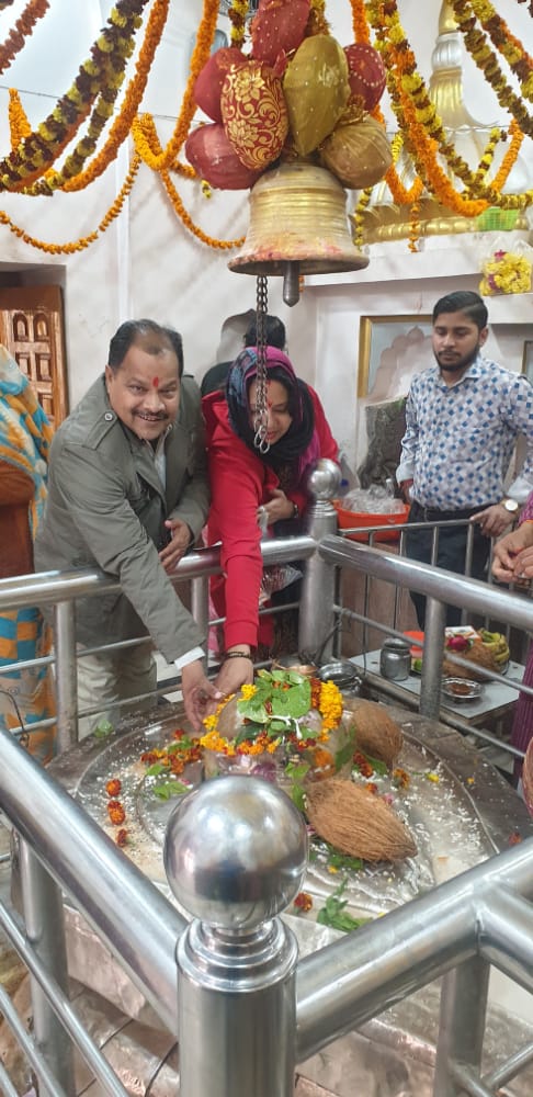 RameshT08070648's tweet photo. परिवार संग पहुंचकर बाबा महामृत्युंजय नाथ स्वामी के दर्शन प्राप्त किया https://t.co/hpXxgeyUmK