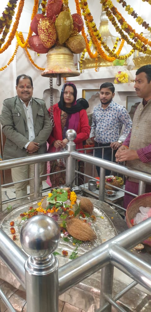 RameshT08070648's tweet photo. परिवार संग पहुंचकर बाबा महामृत्युंजय नाथ स्वामी के दर्शन प्राप्त किया https://t.co/hpXxgeyUmK