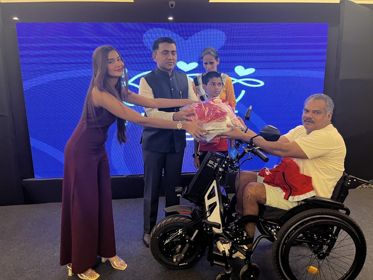 shrutipushkarna's tweet photo. Goa Chief Minister Dr Pramod Sawant handing @zomato kit to Gauresh who is a person with locomotor disability. He is seen seated on @neomotionlife powered wheelchair which aids in his mobility. @purplefestgoa @discommgoa @DrPramodPSawant https://t.co/UGMCLK8pvK