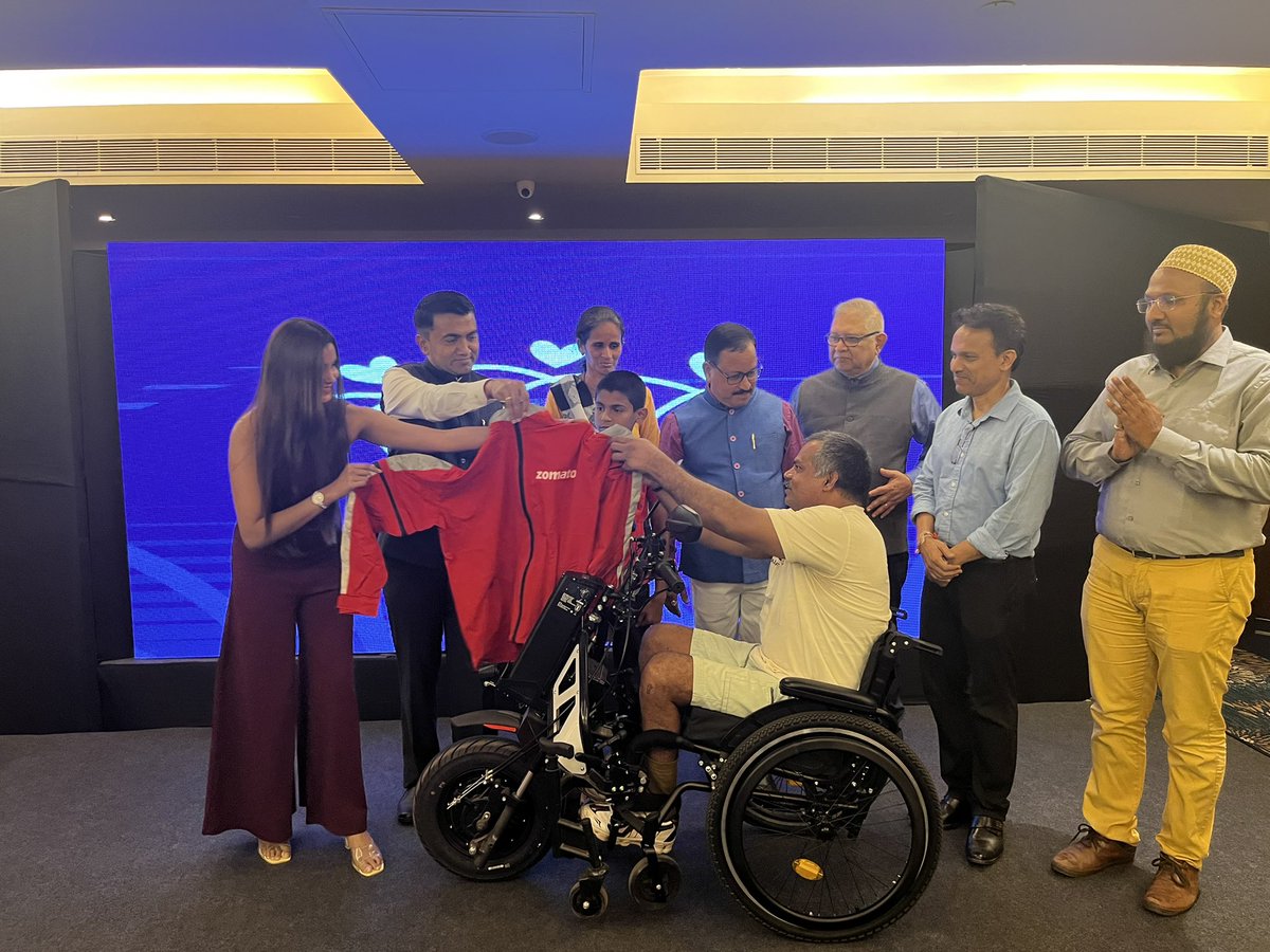 shrutipushkarna's tweet photo. Goa Chief Minister Dr Pramod Sawant handing @zomato kit to Gauresh who is a person with locomotor disability. He is seen seated on @neomotionlife powered wheelchair which aids in his mobility. @purplefestgoa @discommgoa @DrPramodPSawant https://t.co/UGMCLK8pvK