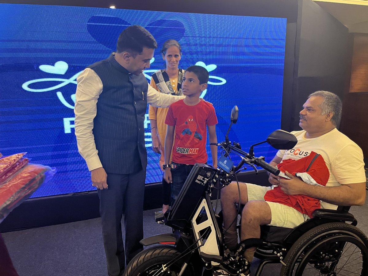 shrutipushkarna's tweet photo. Goa Chief Minister Dr Pramod Sawant handing @zomato kit to Gauresh who is a person with locomotor disability. He is seen seated on @neomotionlife powered wheelchair which aids in his mobility. @purplefestgoa @discommgoa @DrPramodPSawant https://t.co/UGMCLK8pvK
