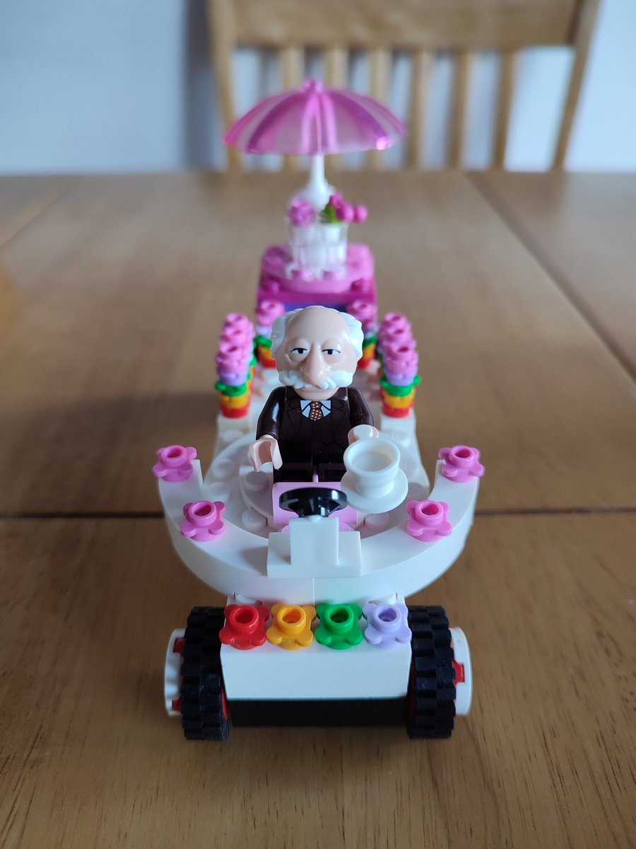 CreationsWonkey's tweet photo. And last but not least #buildlikeamaster Rainbow car with Mr Grumpy Waldorf! https://t.co/F8dcXCfbut