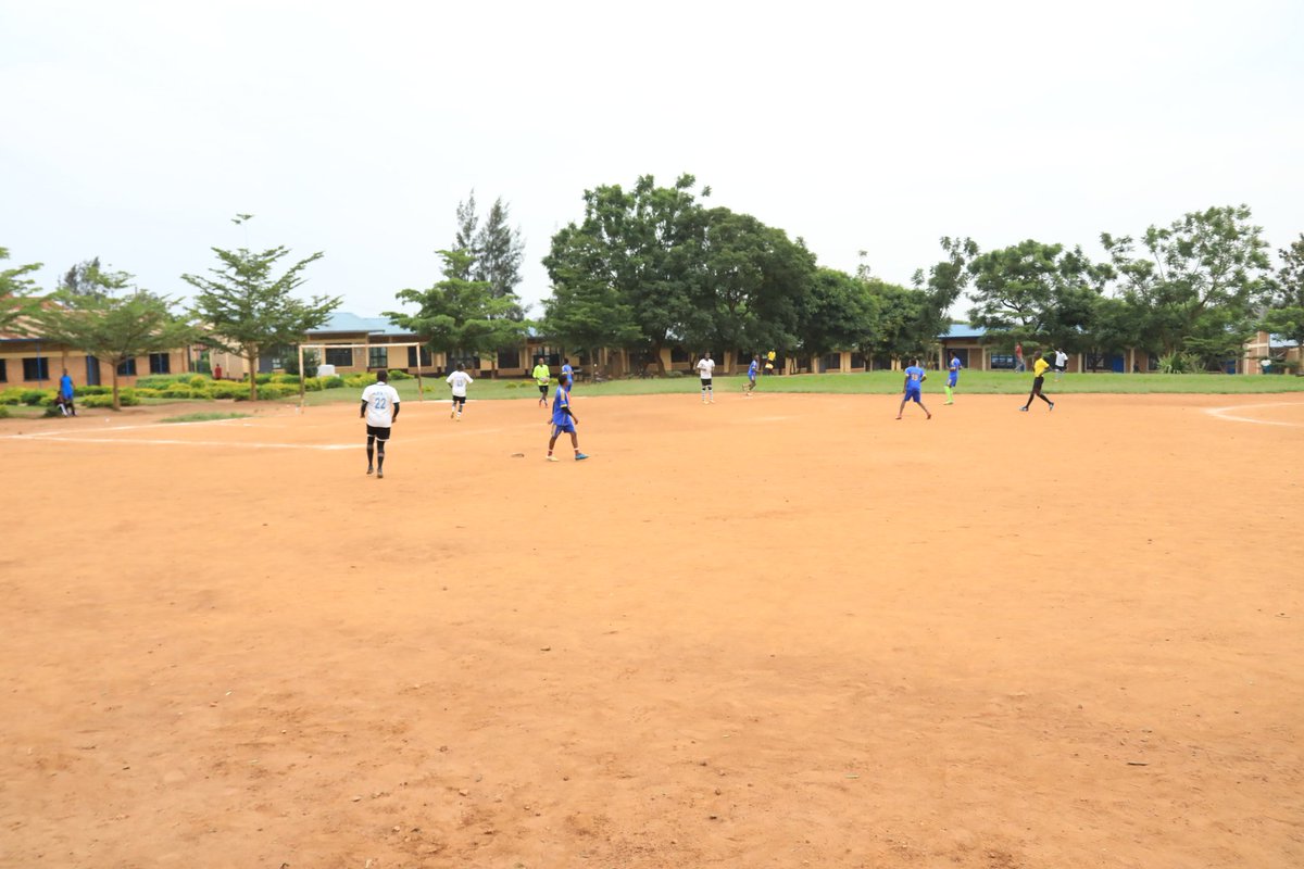 KicukiroDistr's tweet photo. Mu Karere ka Kicukiro hamaze gutangizwa ku mugaragaro amarushanwa y'Umurenge KAGAME CUP ; umukino wa mbere hahagati y'ikipe y'umupira w'amaguru ya @kagarama_sector n'ikipe ya @GatengaSector ukaba umaze gutangizwa n'Umuyobozi Nshingwabikorwa w'Akarere Madamu UMUTESI SOLANGE. https://t.co/SHod0VvLrD