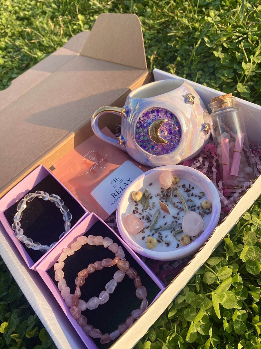Çekilişşş🥳

Size çok tatlış bir hediye seti hazırladım.Gül kuvars, pembe kuvars, kristal kuvars bilekliklerin yanında arınma mum, mini niyet şişesi ve arınma relax tea.Yapmanız gereken twiti beğenmek, rt’lemek ve altına 2 arkadaşınızı etiketlemek. Ne kadar etiket, o kadar şans!