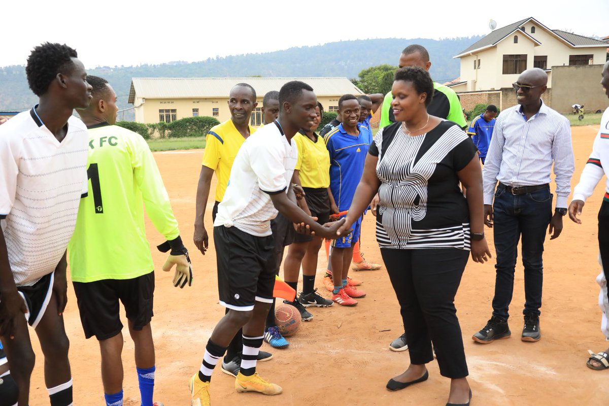 KicukiroDistr's tweet photo. Mu Karere ka Kicukiro hamaze gutangizwa ku mugaragaro amarushanwa y'Umurenge KAGAME CUP ; umukino wa mbere hahagati y'ikipe y'umupira w'amaguru ya @kagarama_sector n'ikipe ya @GatengaSector ukaba umaze gutangizwa n'Umuyobozi Nshingwabikorwa w'Akarere Madamu UMUTESI SOLANGE. https://t.co/SHod0VvLrD