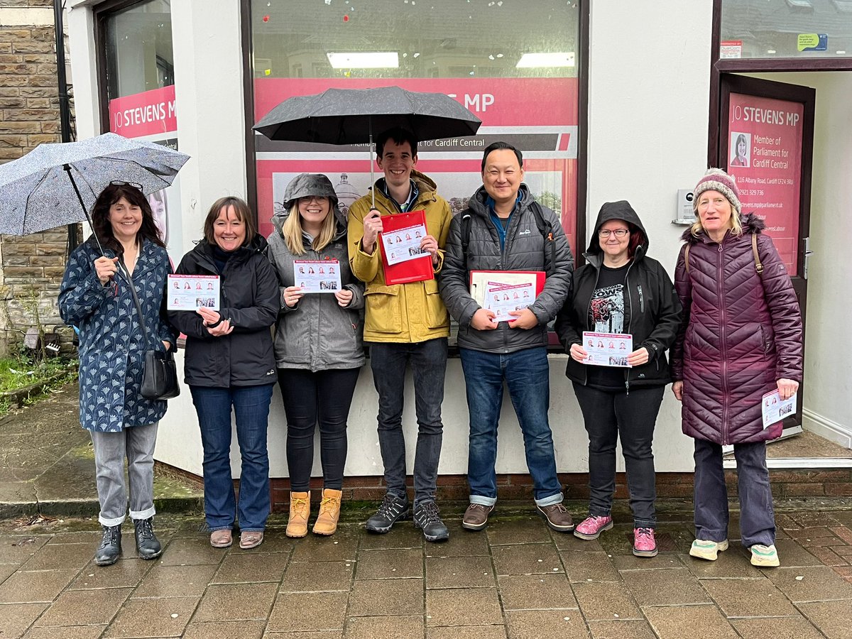 Our <a href="/PlasLabour/">Plasnewydd Labour</a> @CardiffCentLAB out listening to residents all year round - in the sun and the rain! <a href="/labourdoorstep_/">Labour Doorstep 🌹</a>