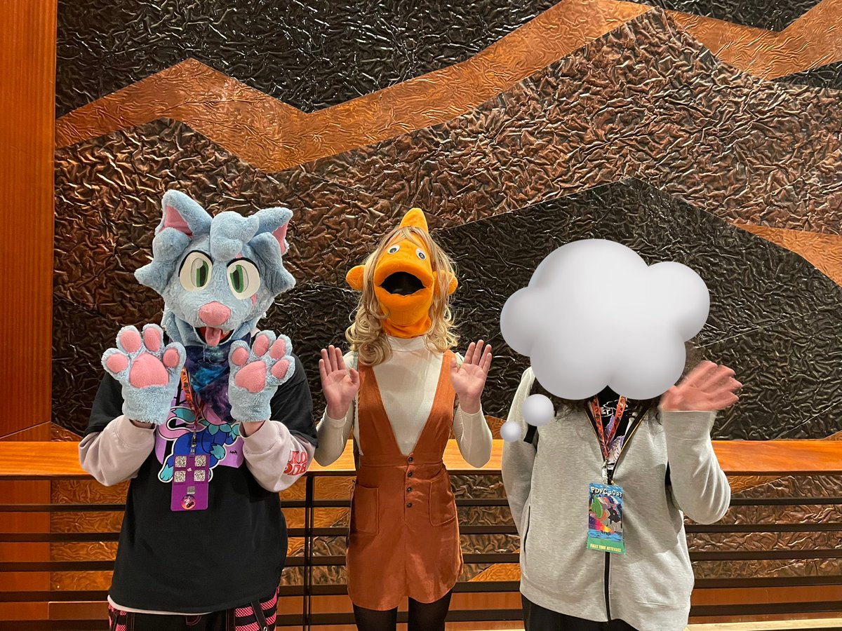 AruArufi's tweet image. First time at a Con!!

it was fun meeting a bunch of cool people, seeing lots of artists (my wallet took a hit), events were pretty nice too!! 

had a wonderful time with my partner over there, glad i got to be here 💙

#PDFC #PDFC2023 
(fish in 4th pic is @shitpost_fish)