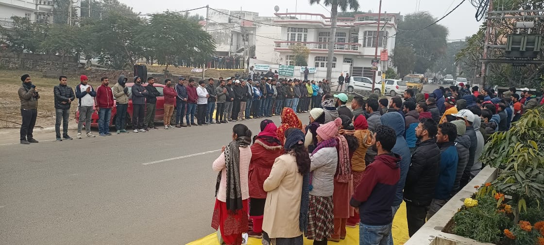 DheerajSalaria2's tweet photo. Despite of chilled cold wave in Jammu, the Rehbar-e-khel teachers are protesting, leaving behind their families on God's mercy at home. No positive response from LG admin. till now.only false assurances nothing else. Are we in anarchy? @manojsinha_ @OfficeOfLGJandK @diprjk https://t.co/nl9vbvwJA0
