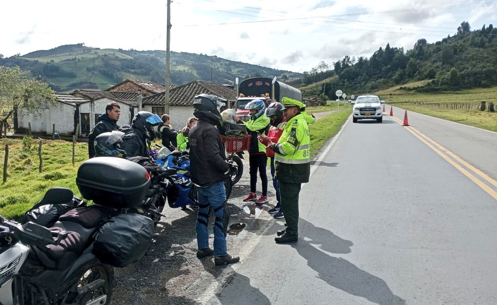 #SeguridadVial l Durante el fin de semana nuestra Seccional de Tránsito y Transporte adelanta campañas con los viajeros para prevenir la accidentalidad en las carreteras de #Boyacá.