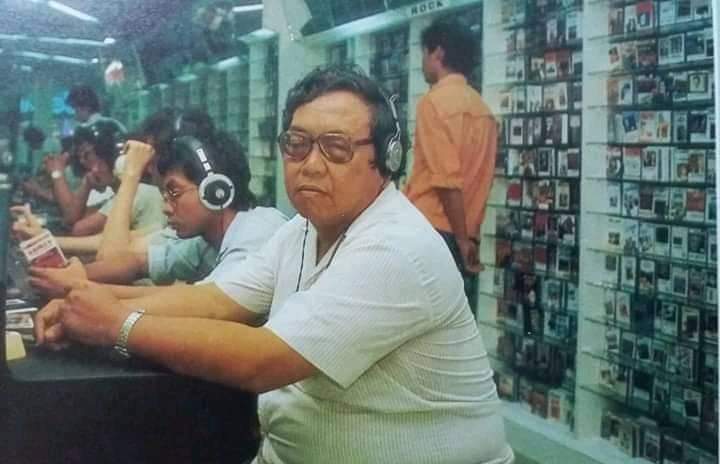 bnyhutapea's tweet image. Kalo nggak salah ini toko kaset Duta Suara di Jalan Sabang.
Yang teringat dari toko ini, kalau lagi bicara sama teman atau pelayan tokonya, nggak sadar suka teriak-teriak karena lupa melepas headphone yang dipakai.

#musiclover #the80s #dutasuara #GusDur
