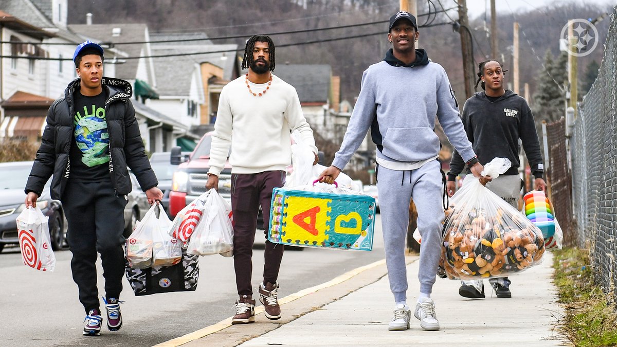 SteelersCR's tweet image. #Steelers players showed their love &amp;amp; support for @BuffaloBills safety &amp;amp; Pittsburgh native Damar Hamlin by delivering toys, books &amp;amp; teacher supplies to Kelly &amp;amp; Nina’s Daycare, the place Hamlin has hosted his annual toy drive since he was at @Pitt_FB

📝: bit.ly/3jYNofk