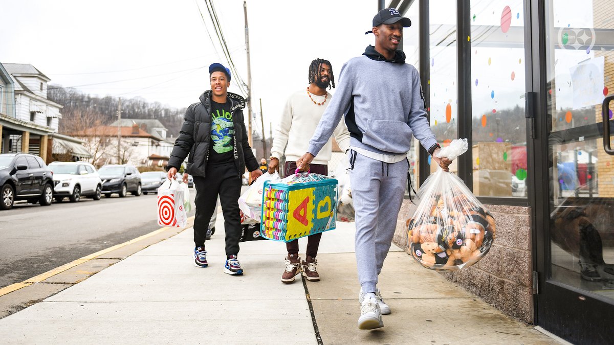 SteelersCR's tweet image. #Steelers players showed their love &amp;amp; support for @BuffaloBills safety &amp;amp; Pittsburgh native Damar Hamlin by delivering toys, books &amp;amp; teacher supplies to Kelly &amp;amp; Nina’s Daycare, the place Hamlin has hosted his annual toy drive since he was at @Pitt_FB

📝: bit.ly/3jYNofk