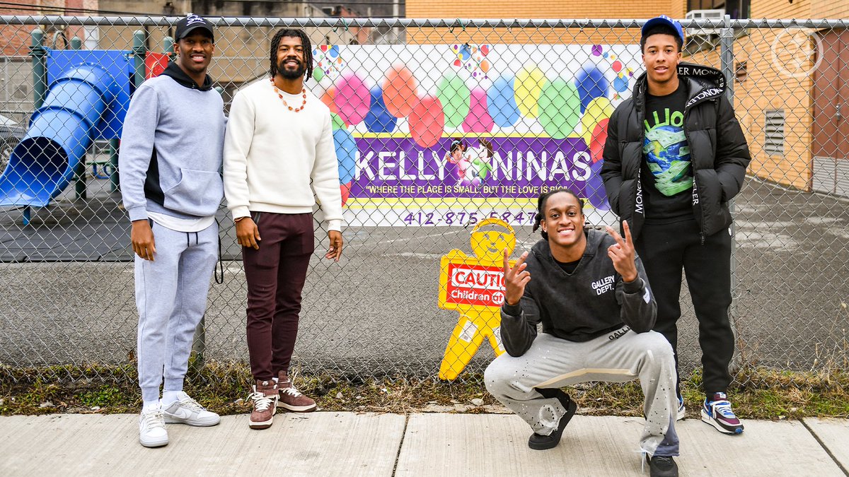 SteelersCR's tweet image. #Steelers players showed their love &amp;amp; support for @BuffaloBills safety &amp;amp; Pittsburgh native Damar Hamlin by delivering toys, books &amp;amp; teacher supplies to Kelly &amp;amp; Nina’s Daycare, the place Hamlin has hosted his annual toy drive since he was at @Pitt_FB

📝: bit.ly/3jYNofk