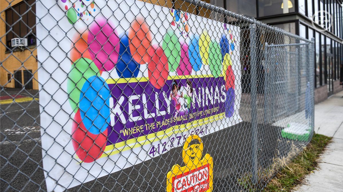 SteelersCR's tweet image. #Steelers players showed their love &amp;amp; support for @BuffaloBills safety &amp;amp; Pittsburgh native Damar Hamlin by delivering toys, books &amp;amp; teacher supplies to Kelly &amp;amp; Nina’s Daycare, the place Hamlin has hosted his annual toy drive since he was at @Pitt_FB

📝: bit.ly/3jYNofk