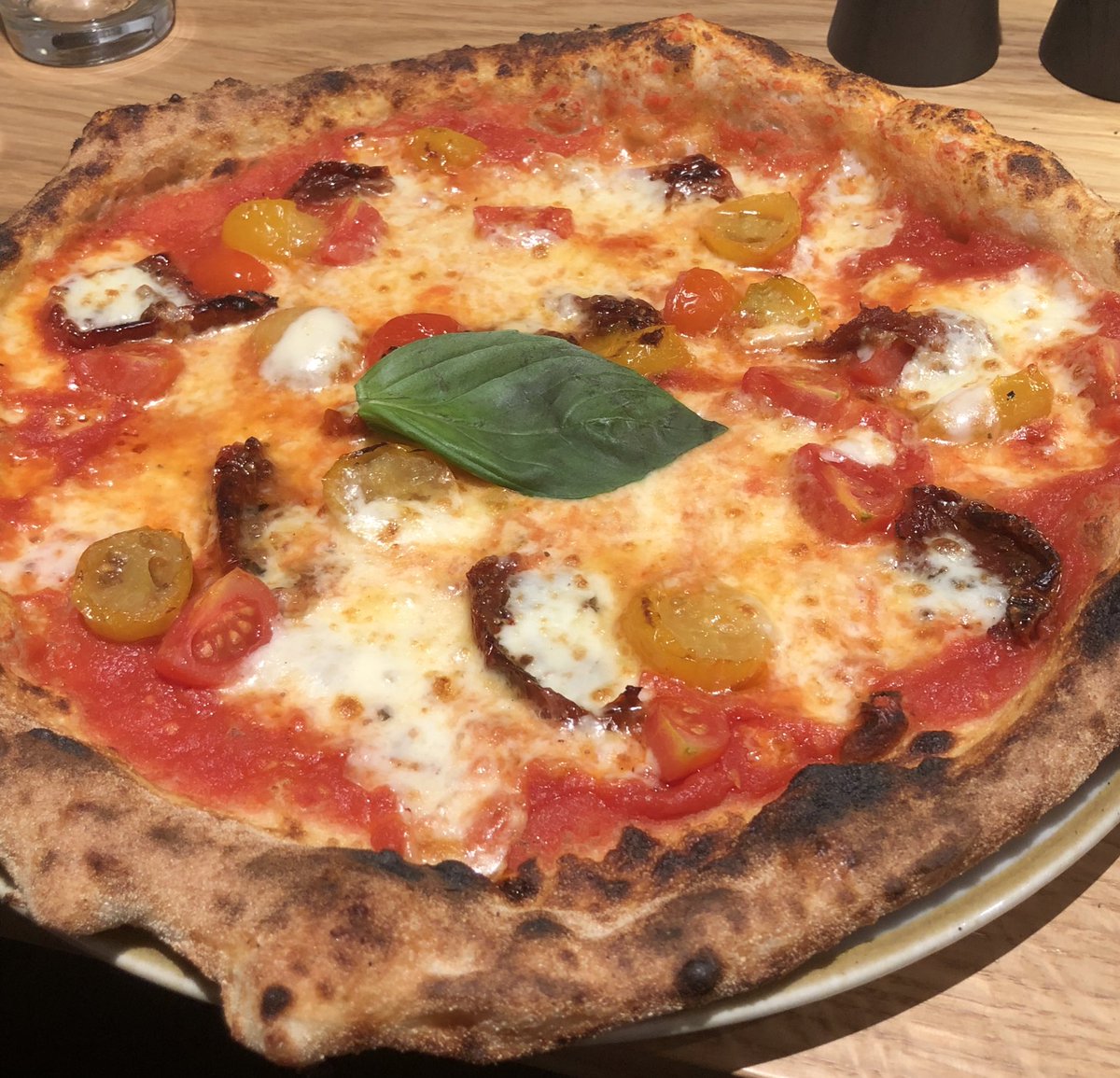 Relachimation's tweet photo. @EmirichuYT A quattro pomodori pizza 🤌🏻 https://t.co/gUW1NnegB6