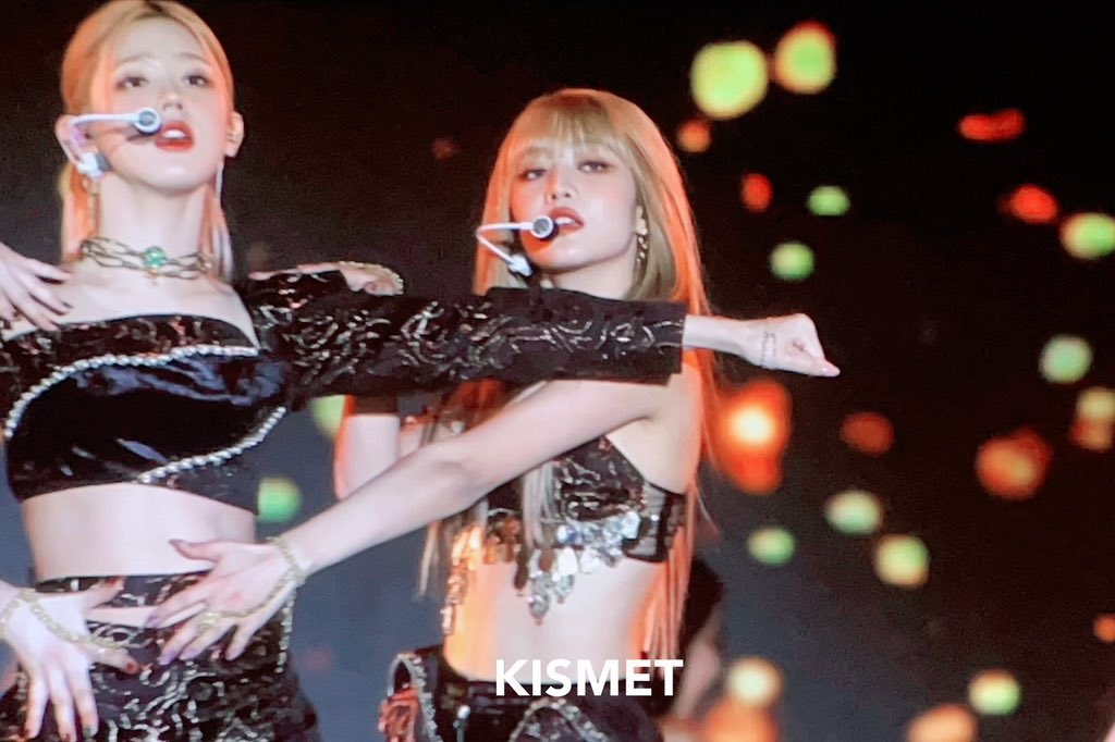 ArabMinnie's tweet photo. — ميني من أداء أيدل في حفل جوائز Golden Disk ♡ https://t.co/0I3Av1TGDq