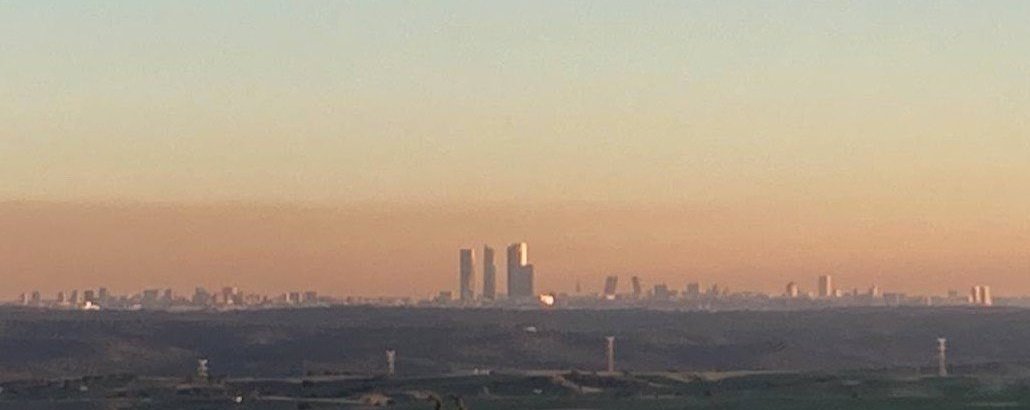 DiegoRBCA's tweet photo. Madrid no tiene una boina de contaminación, da igual desde donde tomes la foto que la boina está presente. https://t.co/1kwWVfCsDW