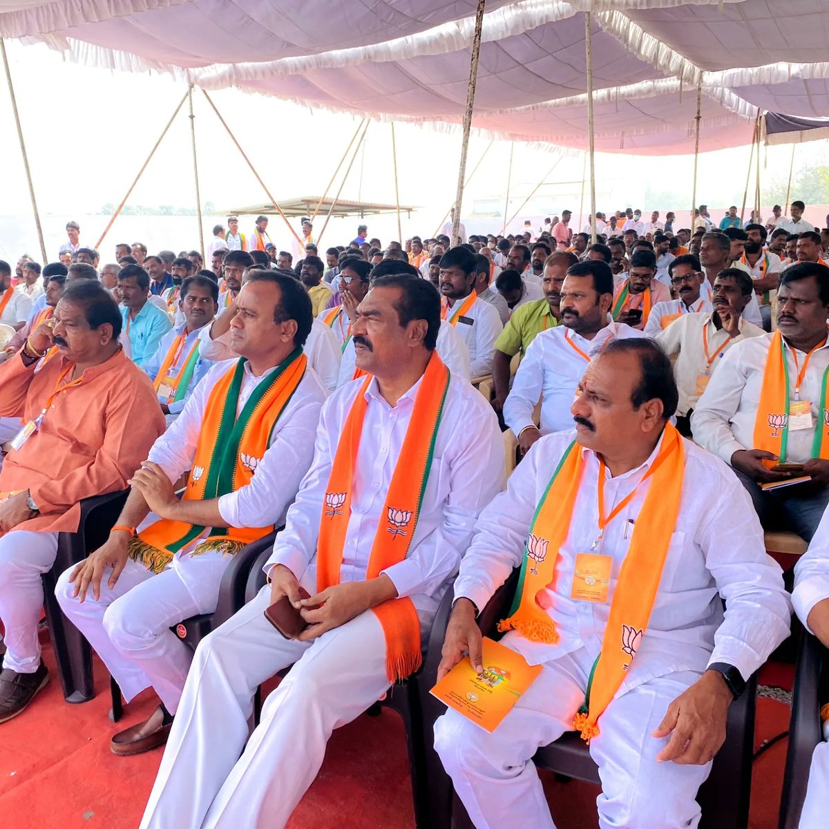 VeeraReddy_BJP's tweet photo. జాతీయ అధ్యక్షులు శ్రీ జెపి నడ్డా గారి బీజేపీ పోలింగ్ బూత్ సభ్యుల వర్చువల్ మీట్ సందర్భంగా నడ్డా గారి సందేశాన్ని మునుగోడు మాజీ ఎమ్మెల్యే శ్రీ కోమటిరెడ్డి రాజగోపాల్ రెడ్డి గారితో  పాటు వీక్షీంచడం జరిగింది....

#DonuruVeeraReddy
#TeamDVR
#Bjp4Munugodu https://t.co/WkaLhIhe8q