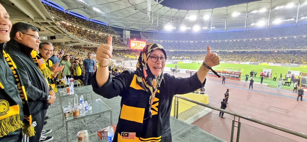 hannahyeoh's tweet photo. The coolest and most sporting Harimau Malaya supporter in the stadium tonight #RajaPermaisuriAgong https://t.co/q3b1ieXV2X