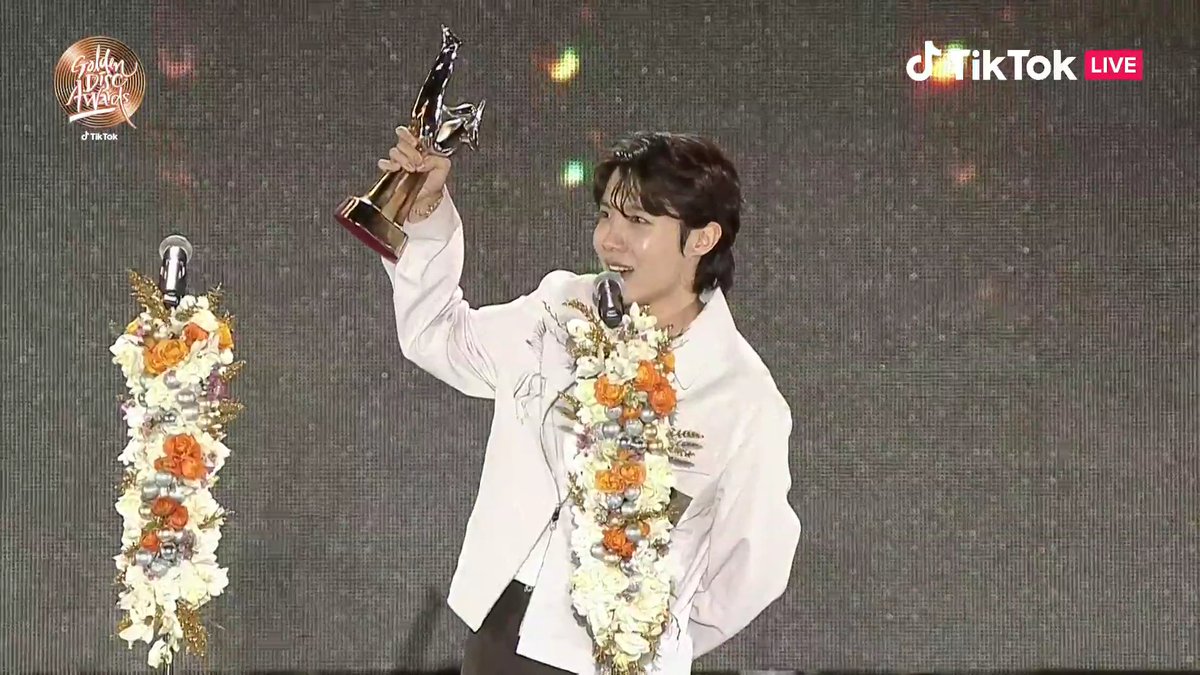 Seoul_ItalyBTS's tweet photo. 070123 📀 Golden Disc Awards 2023 🏆

Congratulazioni ai @BTS_twt per aver vinto il Daesang BEST ALBUM con 'Proof' ai #GDAs !📀💜

È il 6° anno consecutivo che i ragazzi ricevono questo premio! 🫰🎇😍👏

Estendono il loro record come artisti con il maggior n. di daesang (71)🎊 https://t.co/HuxYhnOI2s
