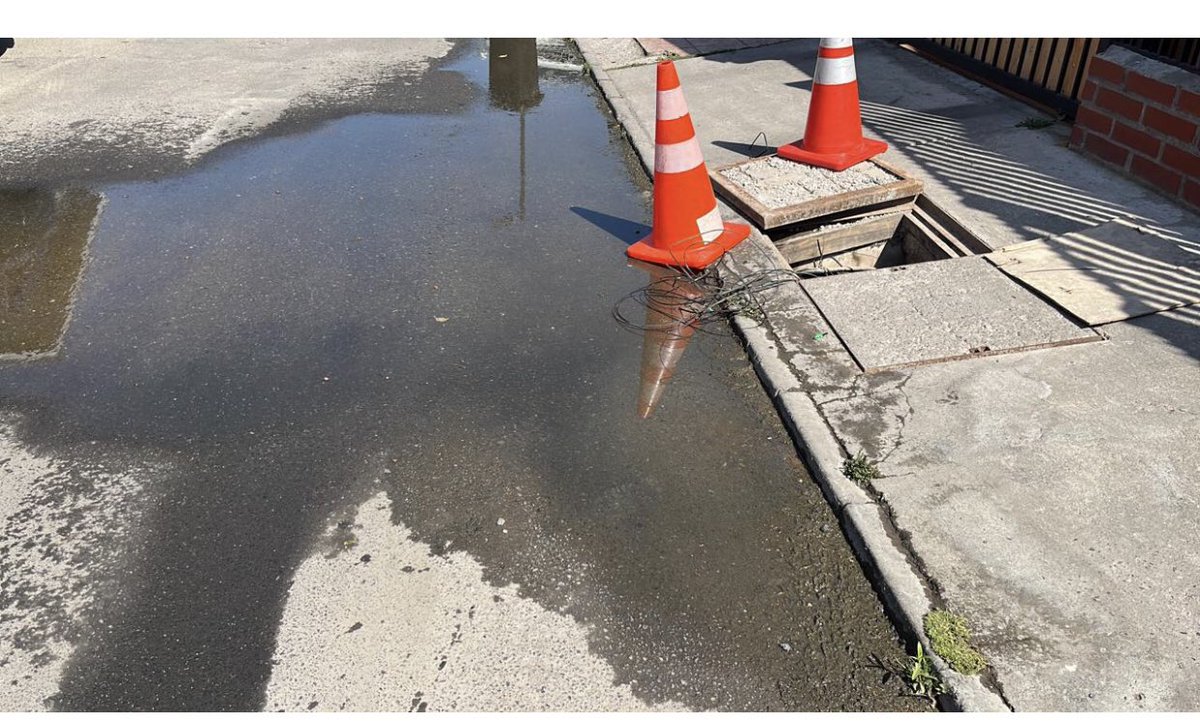 CMeneses_G's tweet photo. @Reclamos_SMAPA @SMAPA_MAIPU @Muni_Maipu @TomasVodanovic Tenemos varios tickets y reclamos por casi 6 meses esperando reparen filtración en calle Lahual 417 villa Sta Maria.. Urgente resolución, el agua esta en cámaras eléctricas y de servicios, para evitar algún a tragedia https://t.co/b68yK2SB8K