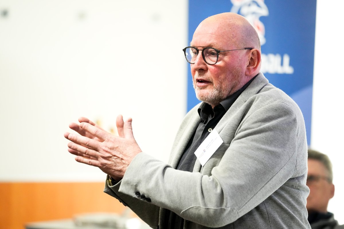 Retour sur la rencontre entre la FFHandball, la <a href="/LigueCentreHand/">LigueCentreVDLHand</a>, les comités et les clubs 🤝
A l'occasion du tournoi de France à Orléans, les entités ont pu échanger autour de différents thèmes comme le bénévolat, l'arbitrage et la formation💡

<a href="/BanaPhilippe/">Philippe BANA</a> <a href="/bbarbusse/">Béatrice Barbusse</a>