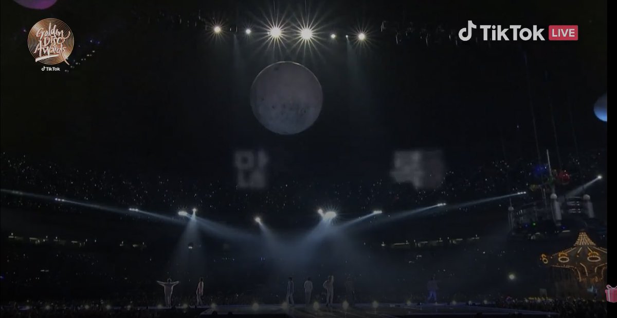 tanniekosmossss's tweet photo. This VCR made us all cried a lot. It means a lot to us. Their journey symbolizes many things to them. They really deserve the success that they have before until now. Congratulations BTS. I feel so proud to be an ARMY. The best 7 for us !!

BTS LIVING LEGENDS
BTS IS THE STANDARD https://t.co/rwnaSClZJ2