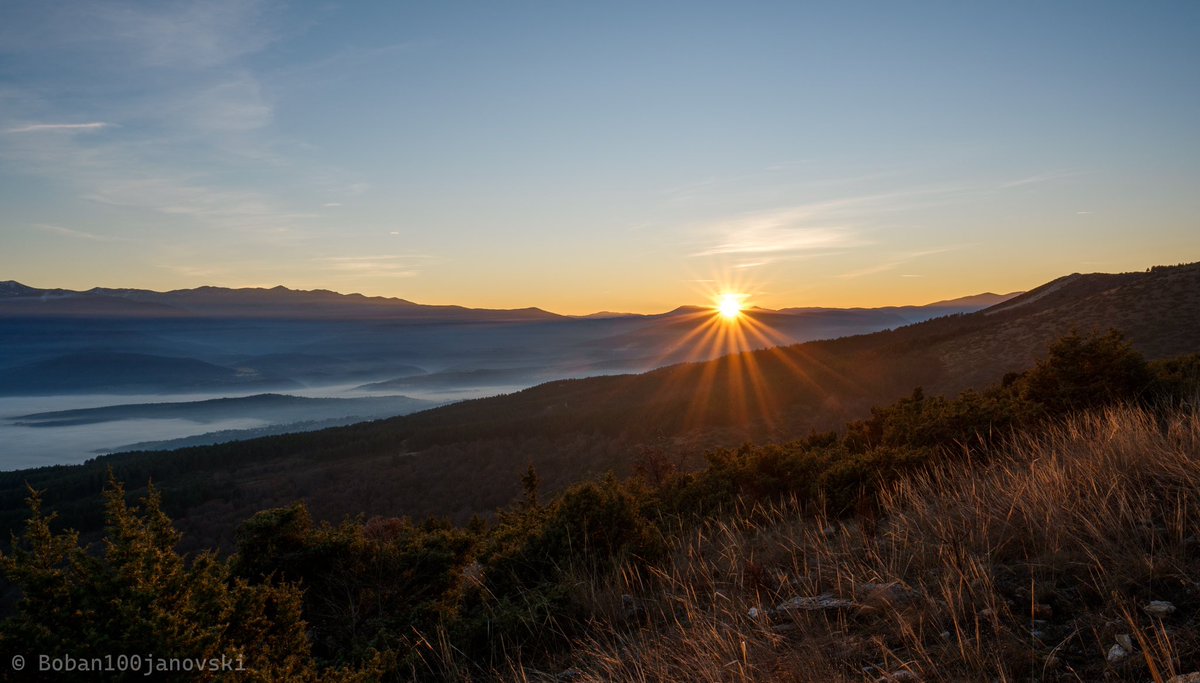 boban984's tweet image. 🌅⛰️🌲Heaven &amp;amp; hell ☢️ 2/2

#vodno #krst #cleanair #smog #fog #mountain #skopje #skopjeinfo #clouds #macedonia
