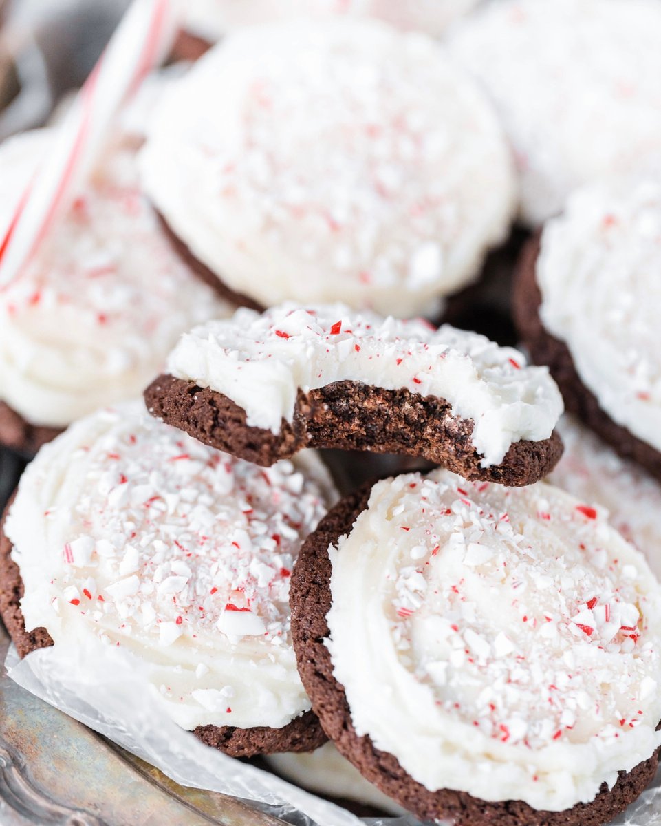 kinbetween's tweet photo. I ‘m here to say that I think we should make peppermint a thing through Valentine’s Day!
.
I’ve been missing all the peppermint goodies and since peppermint is really on-brand with Valentine’s Day, I say it stays.
.
I made a super easy, super delicious peppermint buttercr https://t.co/gFDBuesxEN
