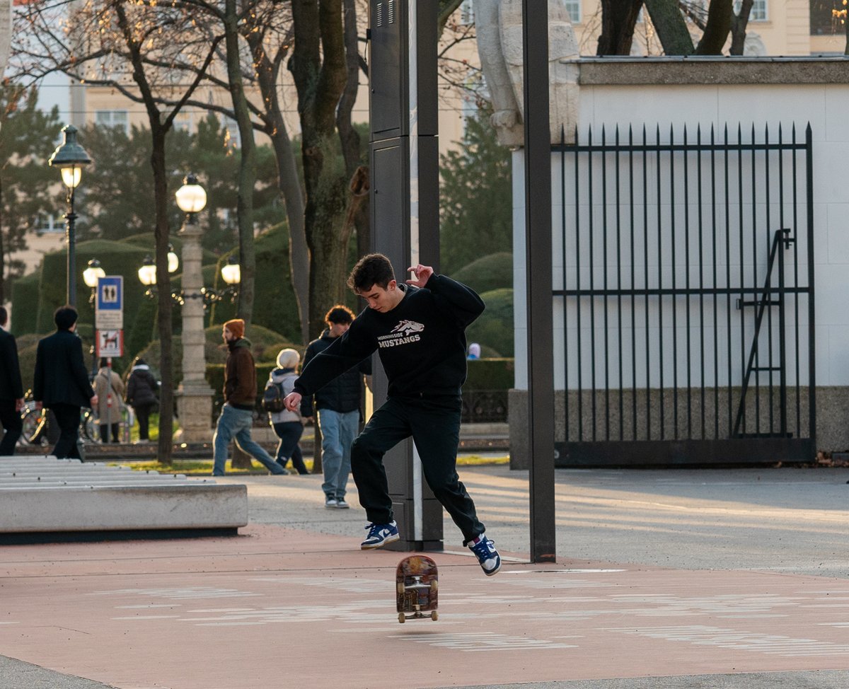 tivadarfarago's tweet photo. Skok #vienna #streetphotography #skate #jump #hofburg #wien #chbe https://t.co/C0FYG7yR8Q