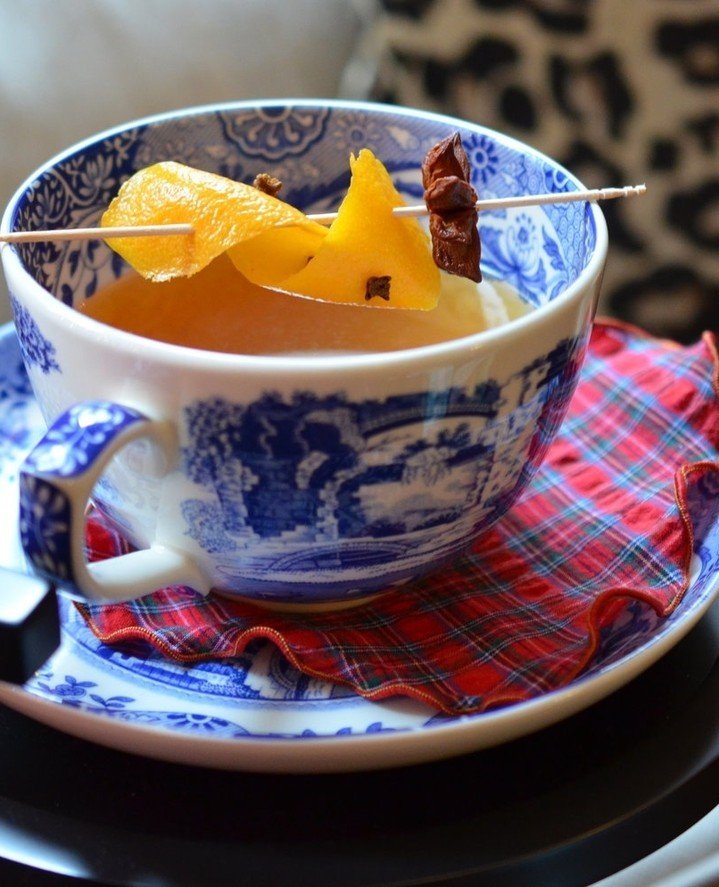 PortmeirionGrp's tweet photo. How to #cheerstotheweekend winter 2023 style: #SpodeBlueItalian #teacup #cocktails. 

📷: @marcjsievers on IG https://t.co/qaDU2XuBem