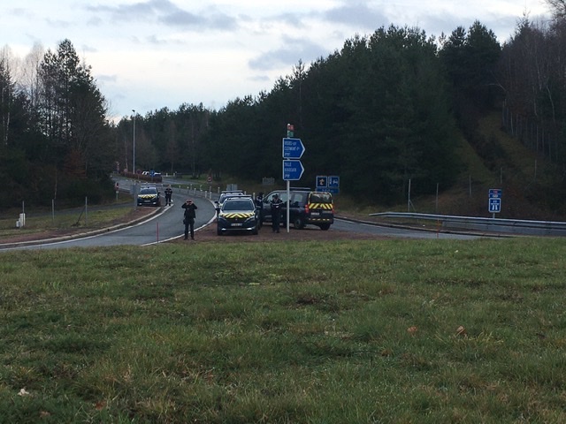 CaravaneJ's tweet photo. Beau comme un rond-point repris ! Avant l'arrivée des renforts... https://t.co/D3JEhUlLXM