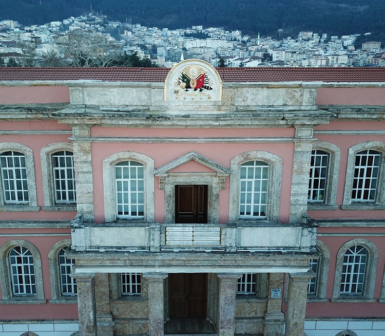 Sultan Abdülmecid döneminde Mekteb-i Fünun-u İdadi adıyla açılan, Bursa Işıklar Jandarma Astsubay Meslek Yüksekokulu'nun 131 yıllık binasındaki Osmanlı arması ve kitabesi, Bursa Valiliğimiz tarafından restore edildi

Ecdâd yadigârına sahip çıkan, emeği geçen herkese teşekkürler👏
