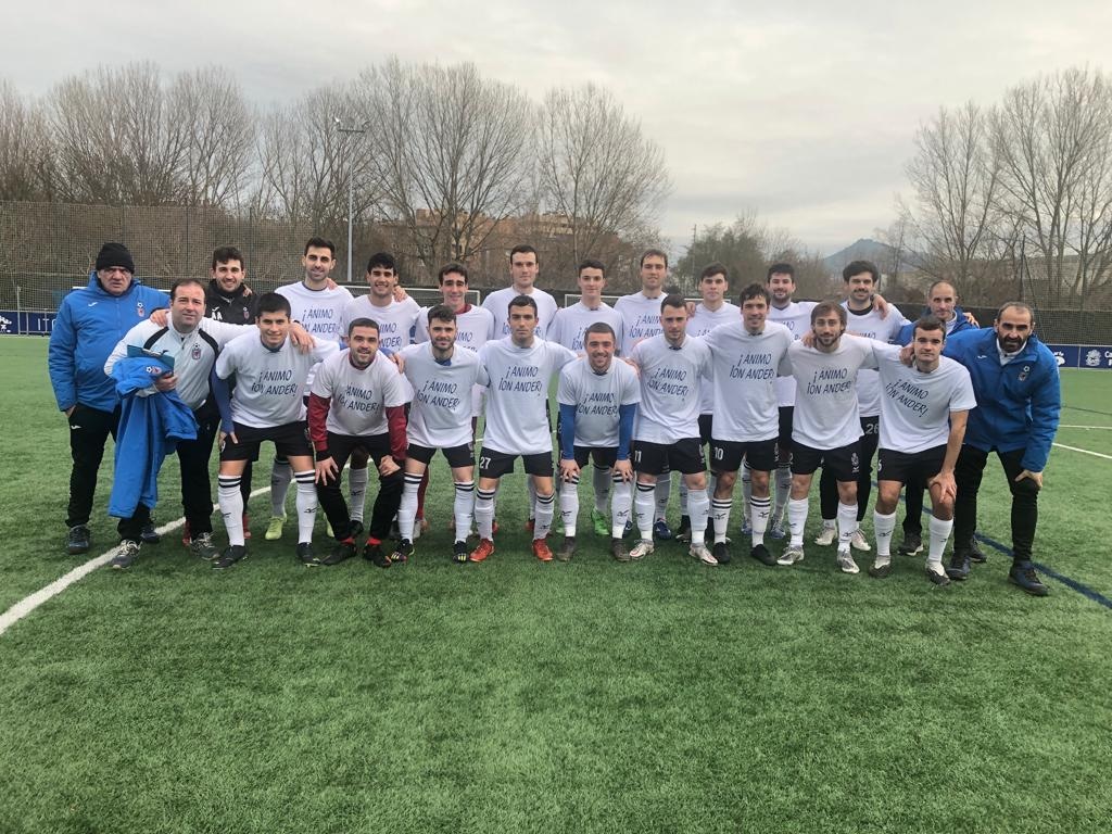 El equipo a saltado al terreno de juego con una camiseta de apoyo a Ion Ander, jugador del primer equipo que cayó lesionado en el último entrenamiento. 

ÁNIMO ION ANDER 💪

#TerceraRFEF || #HuarteCantolagua