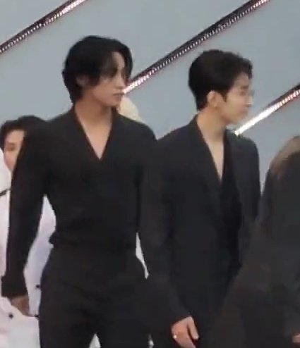 mahuiwaga's tweet photo. kung ako si mingyu, hahawakan ko ‘yan sa bewang https://t.co/KhSjg93D8D