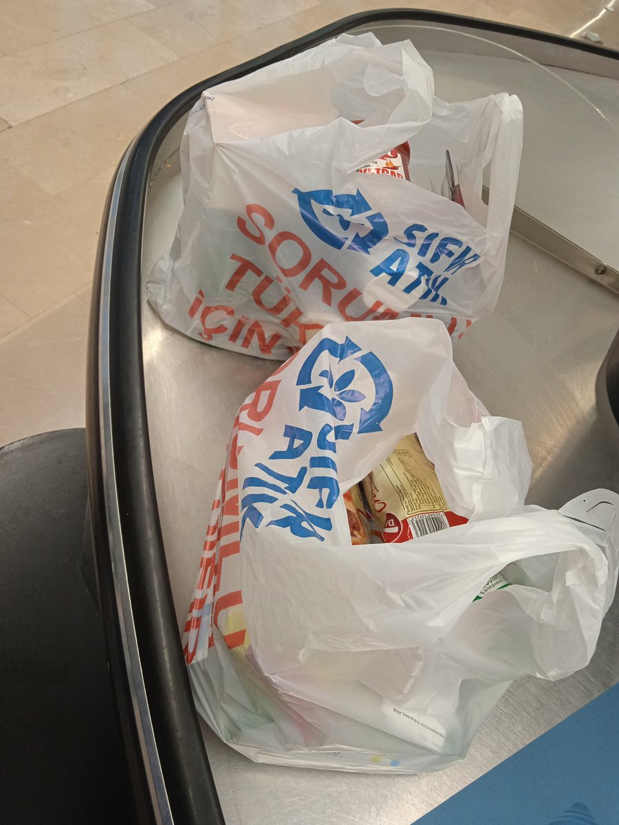 2 poşet erzak 828 TL...400 TL si 2 paket kaşar peyniri ve bulaşık makinesi tableti.Et yok,sucuk yok...828 birim para!!!