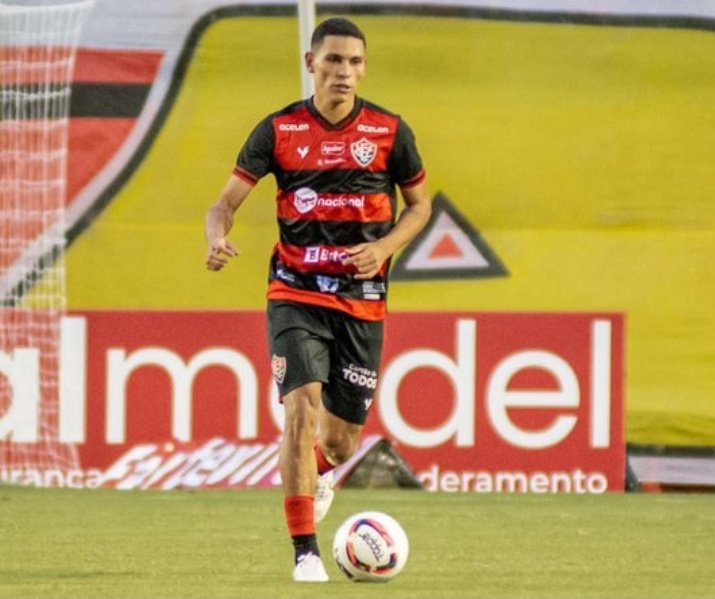 Info_Vitoria's tweet photo. Recuperado, volante Léo Gomes reforça o Vitória diante do Jacuipense.

🗞️ @GlauberGuerra / @bnesportes 
📸 Maurícia da Matta https://t.co/GA3joKm3mi