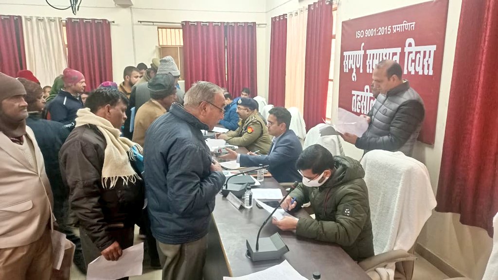 agrapolice's tweet photo. "संपूर्ण समाधान दिवस" के अवसर पर आज @AddCPAgra व #DM_AGRA द्वारा जनशिकायतों को प्राथमिकता के आधार पर निस्तारण कराये जाने के क्रम में सदर तहसील पर लोगों की समस्याओं को सुना गया तथा त्वरित निस्तारण हेतु सम्बन्धित को निर्देशित किया गया। https://t.co/07oC5gVsFa
