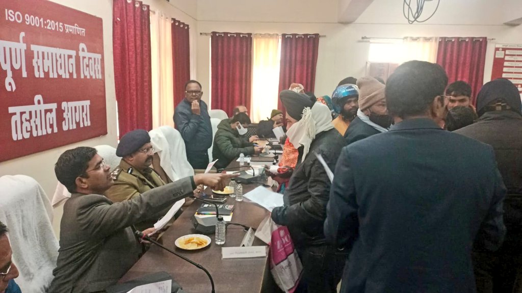 agrapolice's tweet photo. "संपूर्ण समाधान दिवस" के अवसर पर आज @AddCPAgra व #DM_AGRA द्वारा जनशिकायतों को प्राथमिकता के आधार पर निस्तारण कराये जाने के क्रम में सदर तहसील पर लोगों की समस्याओं को सुना गया तथा त्वरित निस्तारण हेतु सम्बन्धित को निर्देशित किया गया। https://t.co/07oC5gVsFa