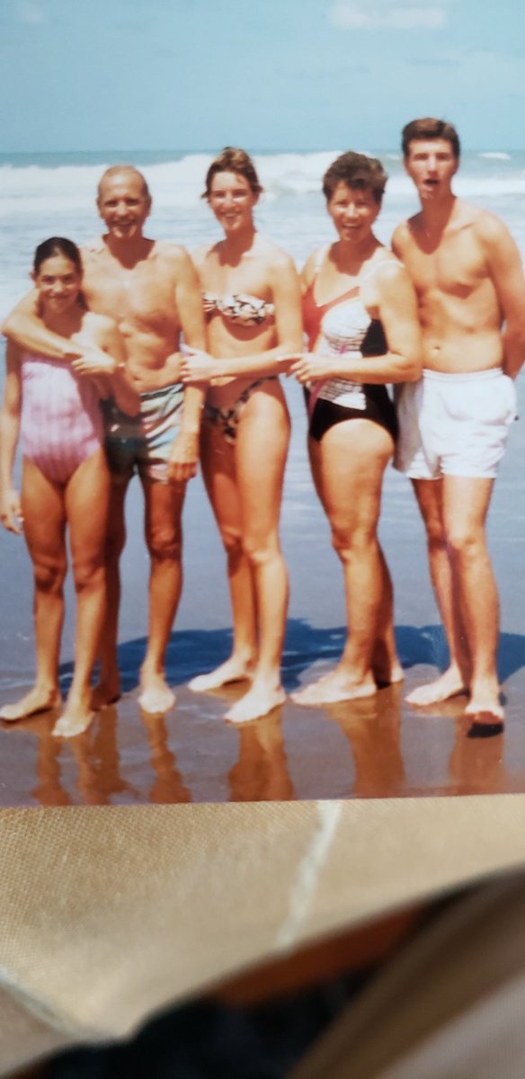 FabiGulla's tweet photo. Feliz cumple Pa! Aunque hace un tiempo tu cabeza ya no nos acompañe, jamás olvidaremos todo lo que nos enseñaste con tu ejemplo y tu compañía. Siempre! ¿Errores? Y...¿Quien no? Pero compensados con creces. @AleGulla @FrankOlivetto @olivettobianca https://t.co/hBZn6zdiZY