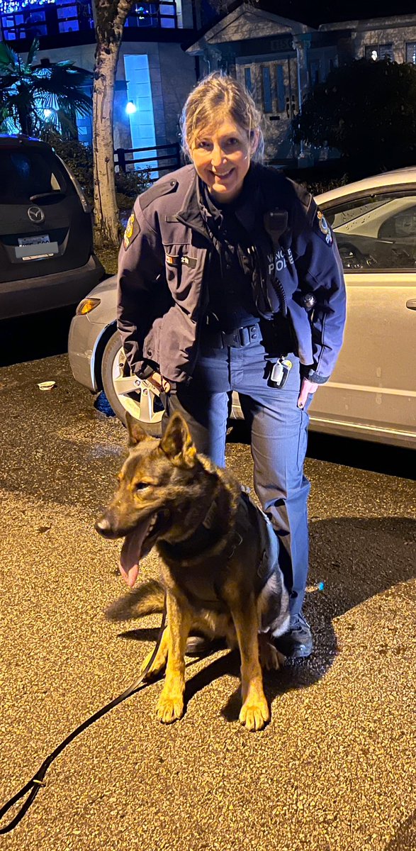 BeyondThePost's tweet photo. and, thanks for the pic Dak! 🥰#suchagoodboy #BacktoPatrol #VancouverPolicing #teamwork https://t.co/dZXSFYGSrd