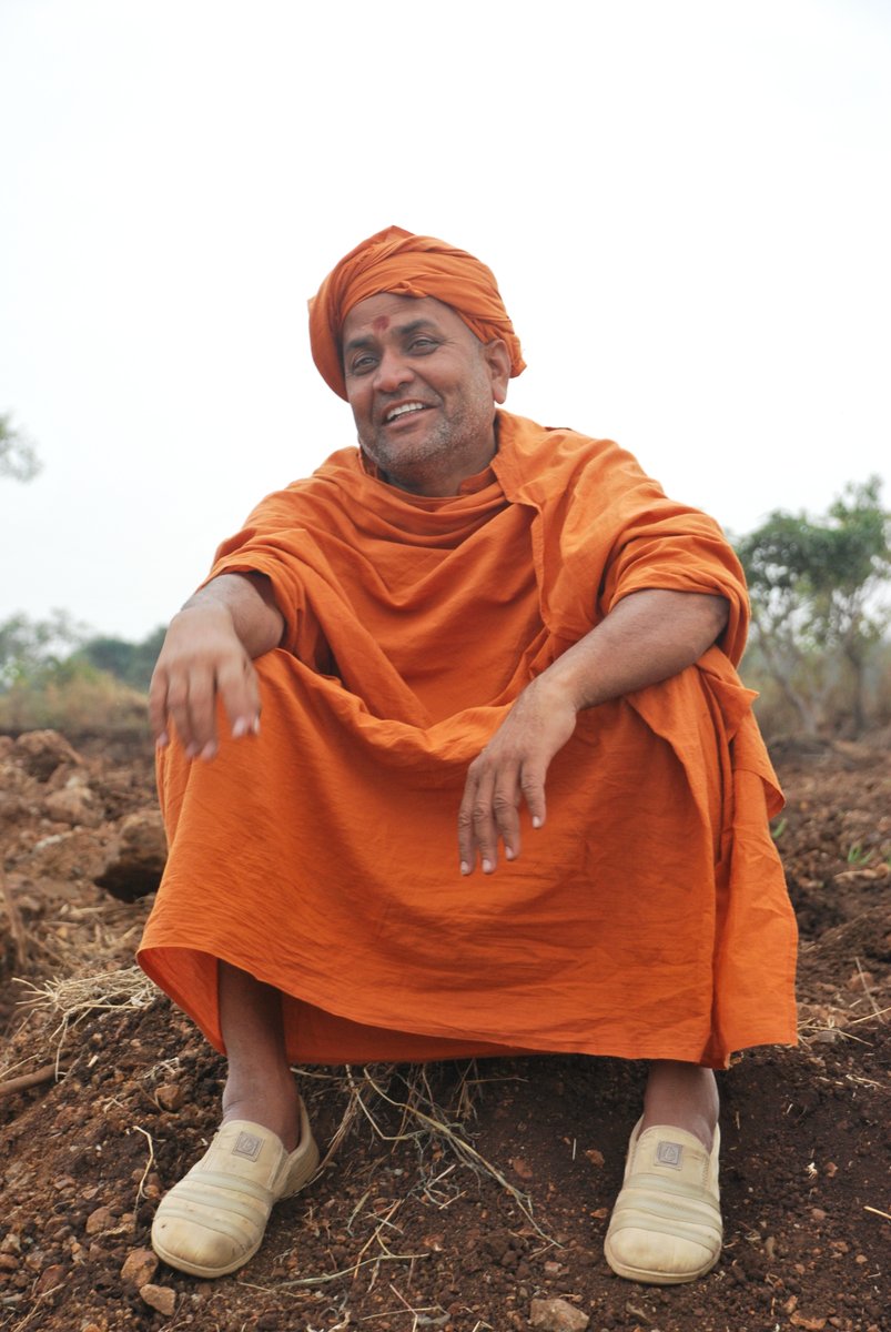 vimalgramyug's tweet photo. सिद्धेश्वर स्वामी जी की वसीयत पर साक्षी के तौर पर जिस एकमात्र संत के हस्ताक्षर हैं, उनका नाम है स्वामी अदृश्य काडसिद्धेश्वर। वे सिद्धगिरि मठ अर्थात कनेरी मठ के 49वें मठाधिपति हैं। https://t.co/Y6qkAgy5ym