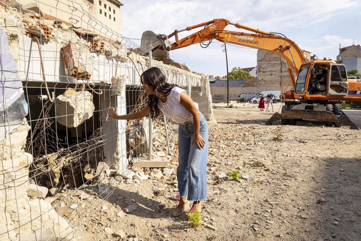 PiedrafitaMario's tweet photo. Pero vamos a ver, que hace unos meses Begoña Villacís se estaba haciendo un reportaje fotográfico en una demolición de chabolas.

 ¿Cómo podéis tener tan poca vergüenza? https://t.co/K68hGavMGN
