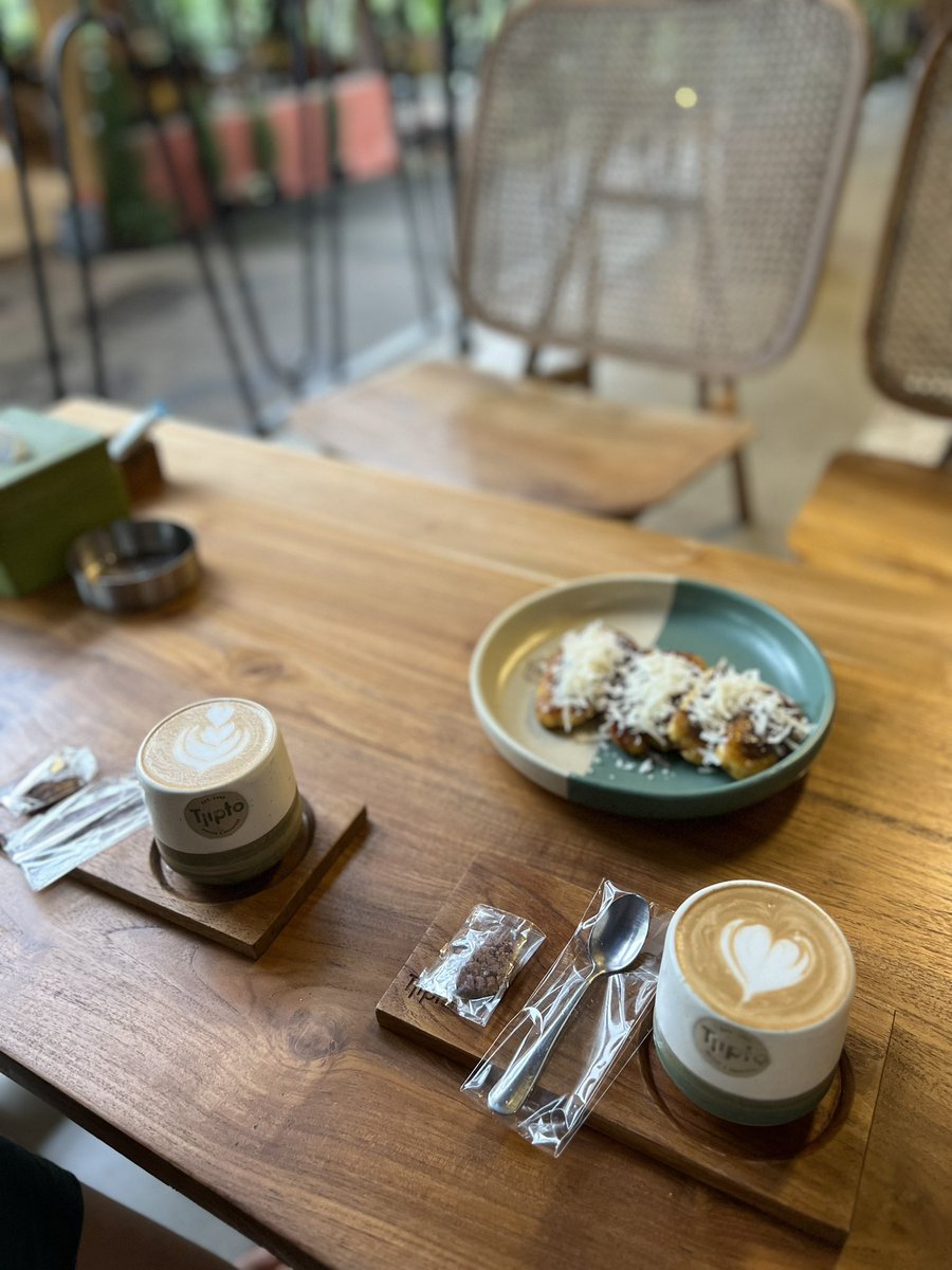 adi_forester's tweet photo. Ngopi di suasana yang dingin dan sunyi #tjitrocafe https://t.co/8hpdmQDAHS