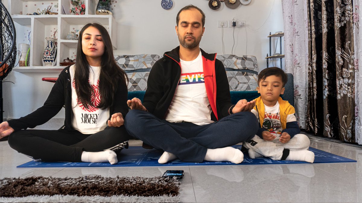nayan20in's tweet photo. Meditating with family: Beginning the year on a positive note and getting one step closer to being fit and healthy 👍

@IOCRHQ
#healthyfamilyhappyfamily https://t.co/WbgaLvhaWO